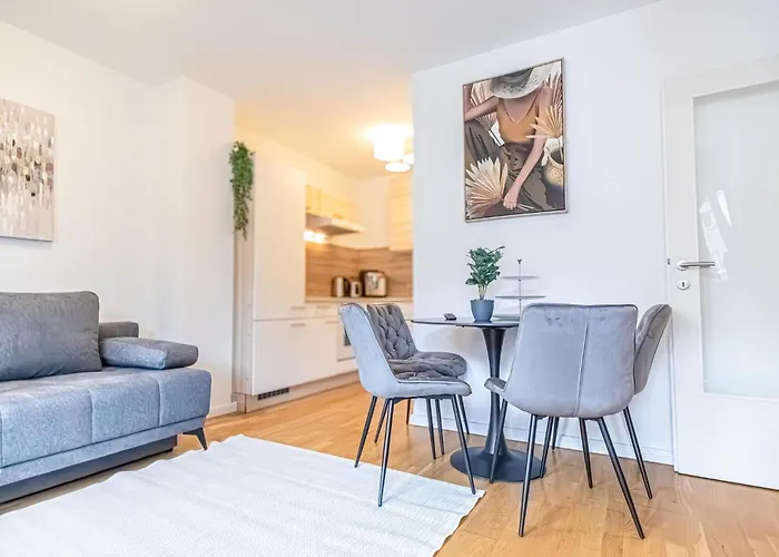 Modern 1br & 1lr With Balcony 9-min To Center *