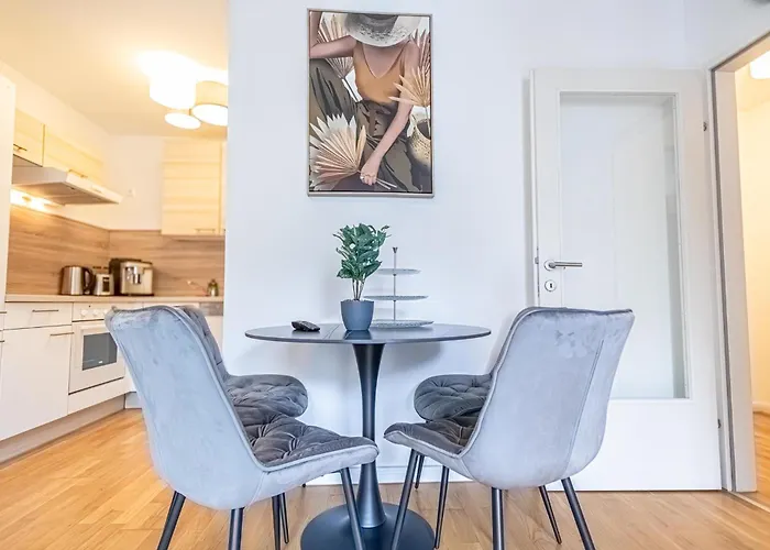 Modern 1br & 1lr With Balcony 9-min To Center