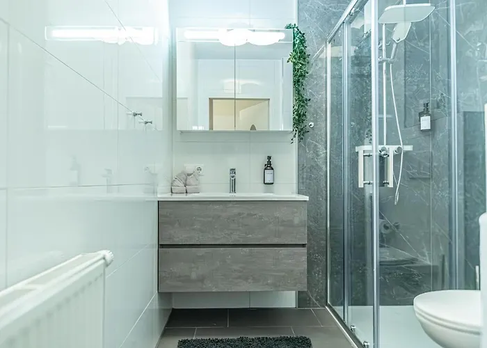 Modern 1br & 1lr With Balcony 9-min To Center *