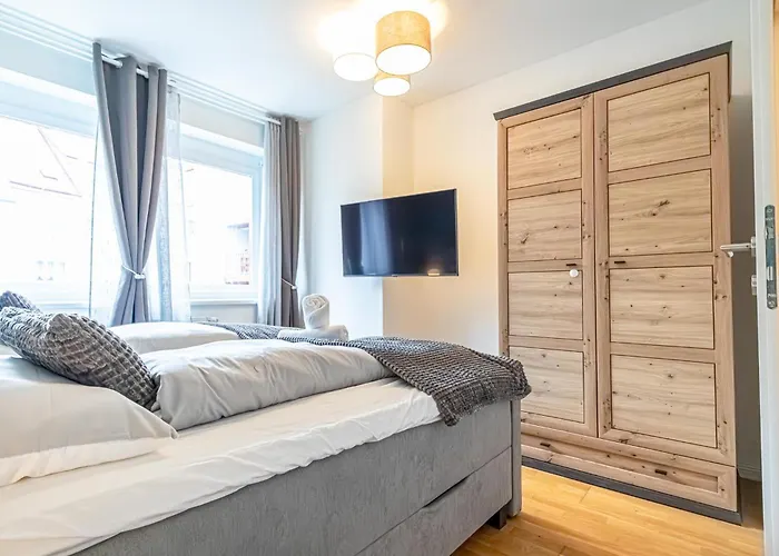 Modern 1br & 1lr With Balcony 9-min To Center