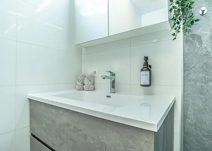 Modern 1br & 1lr With Balcony 9-min To Center *
